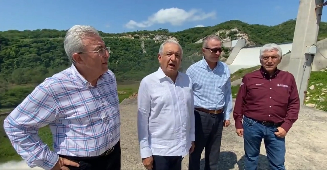 El Presidente supervisa presas y distritos de riego en el sur de Sinaloa. Foto tomada de la cuenta de Twitter @lopezobrador_