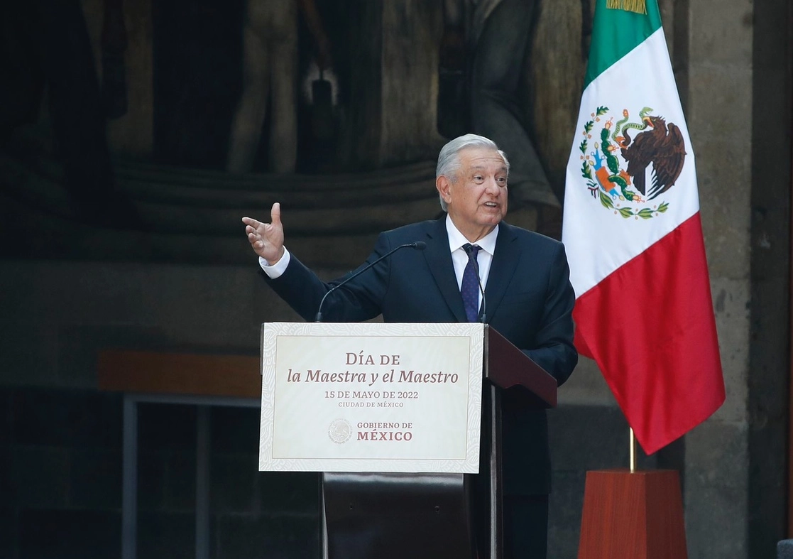 El presidente Andrés Manuel López Obrador encabezó la ceremonia del Día del Maestro en la sede de la Secretaría de Educación en la Ciudad de México. Foto Cristina Rodríguez
