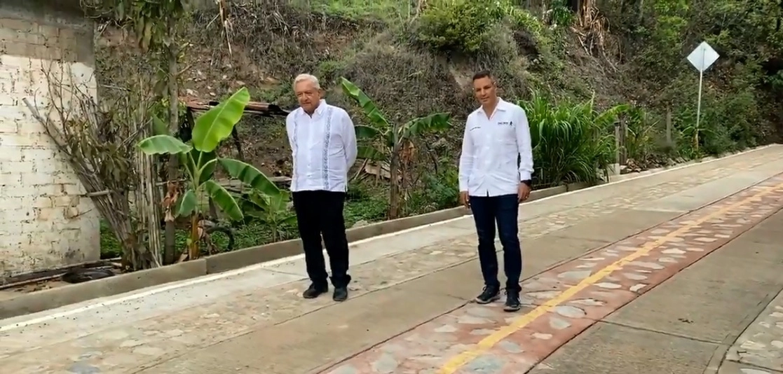 El Presidente reconoció el trabajo de las manos oaxaqueñas para dar los acabados a los caminos.