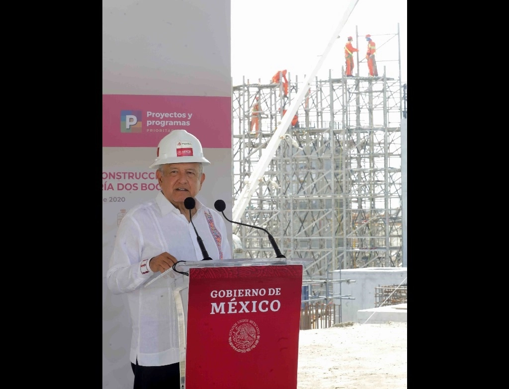 El presidente Andrés Manuel López Obrador supervisa la construcción de la Refinería Dos Bocas en Paraíso, Tabasco. Foto Presidencia
