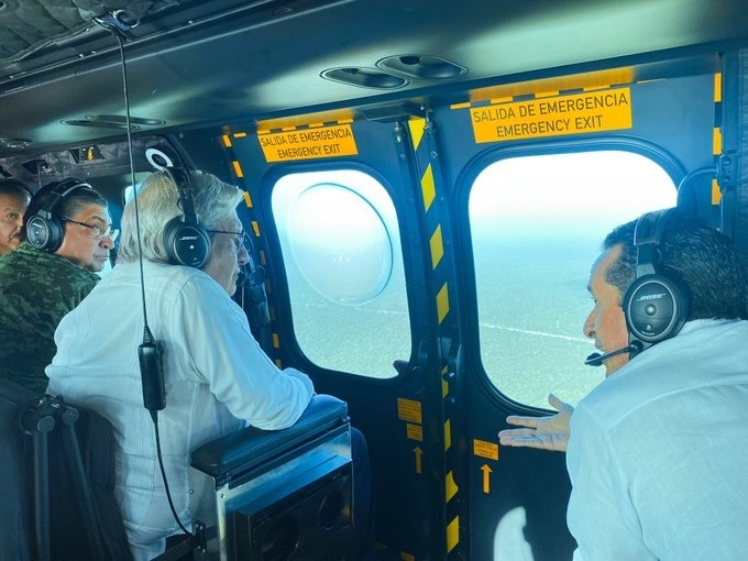 El presidente Andrés Manuel López Obrador supervisa desde el aire los trabajos en el Tren Maya. Foto Tomada del Twitter @lopezobrador_