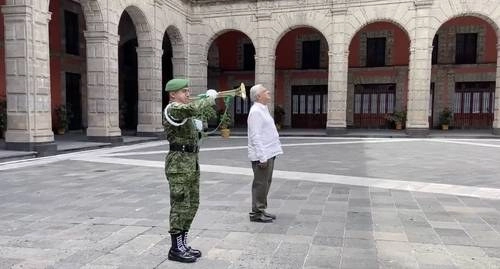 El presidente Andrés Manuel López Obrador rindió ayer en Palacio Nacional un homenaje a las víctimas de Covid-19 con un minuto de silencio, como un mensaje solidario a los deudos en esta pandemia. Foto cortesía de Presidencia