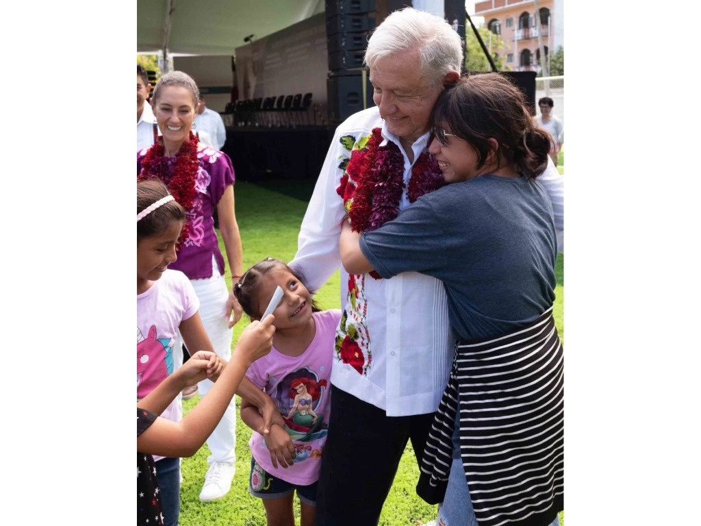 El próximo gobierno mantendrá políticas en favor de la población, dijo ayer el Presidente en Oaxaca, en el contexto de la gira con su sucesora. La imagen, en Santa María Huatulco. Foto Presidencia 