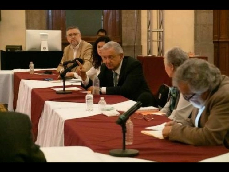 En la reunión del Presidente con deudos de los mineros estuvieron varios funcionarios federales. Foto Presidencia