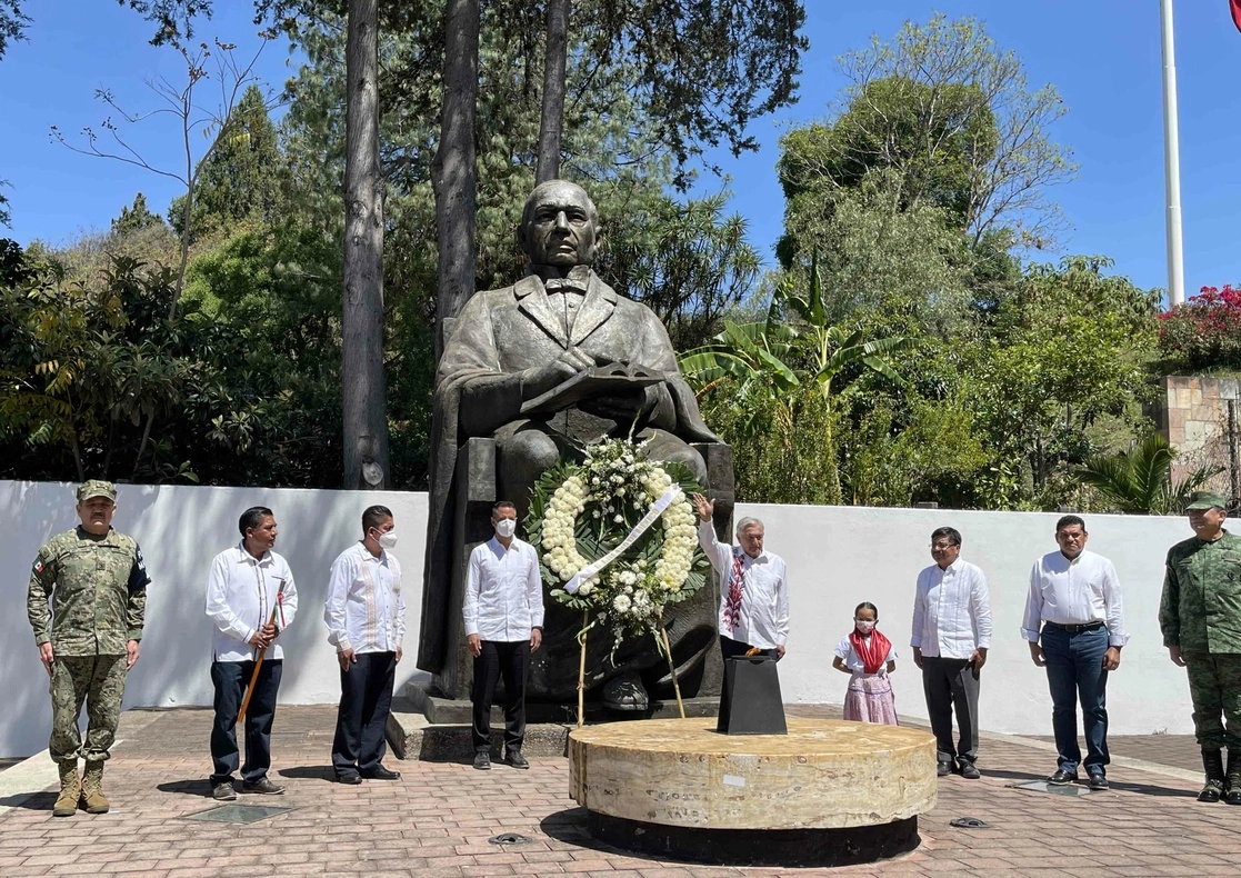 El presidente Andrés Manuel López Obrador encabezó ayer en Oaxaca la ceremonia por el 215 aniversario del natalicio de Benito Juárez García. Foto cortesía Presidencia