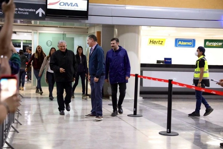 El presidente fue recibido en el aeropuerto de Culiacán por el gobernador de Sinaloa, Quirino Ordaz. Foto cortesía del Gobierno estatal
