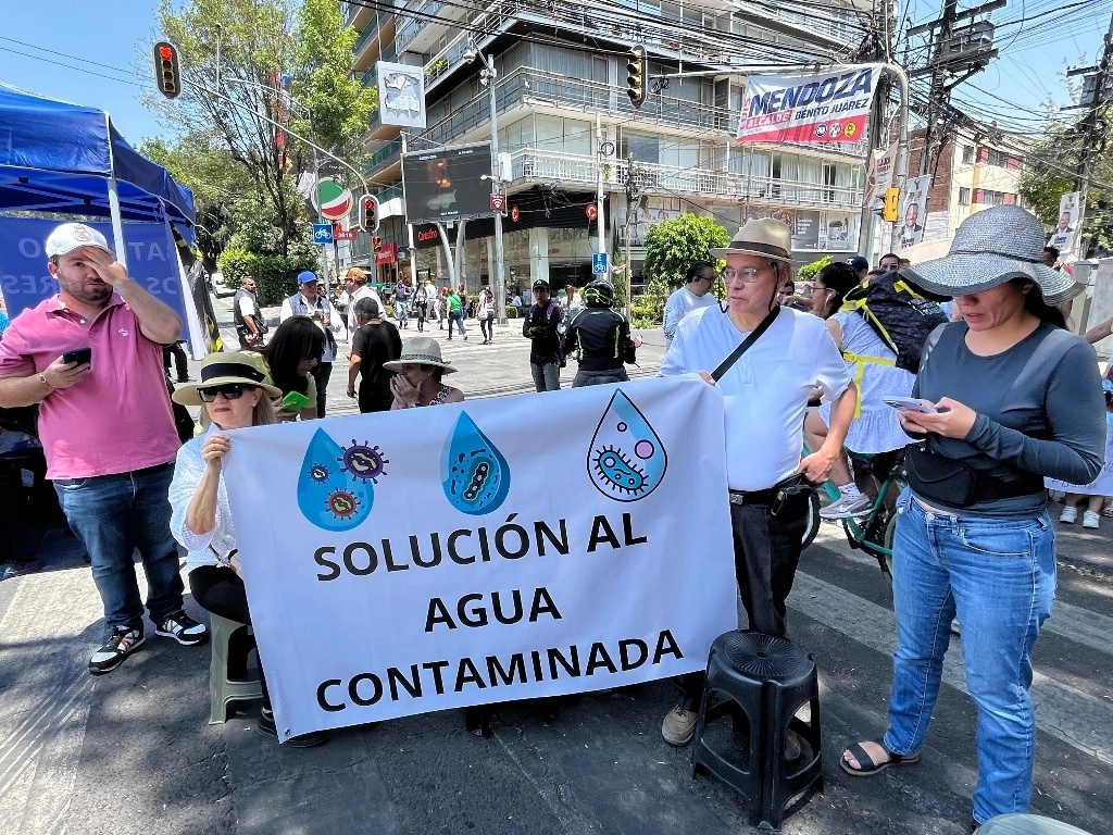 Protesta de vecinos de la alcaldía Benito Juárez, en Insurgentes y Xola, por el agua contaminada en los hogares, el 10 de abril de 2024. Exigen solución inmediata. Foto Luis Castillo 