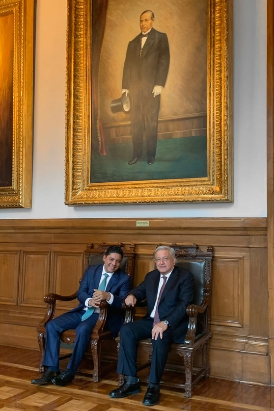 El presidente Andrés Manuel López Obrador (c,der) junto con el gobernador electo de SLP, Ricardo Gallardo (c,izq). Foto tomada de la cuenta de Twitter @lopezobrador_
