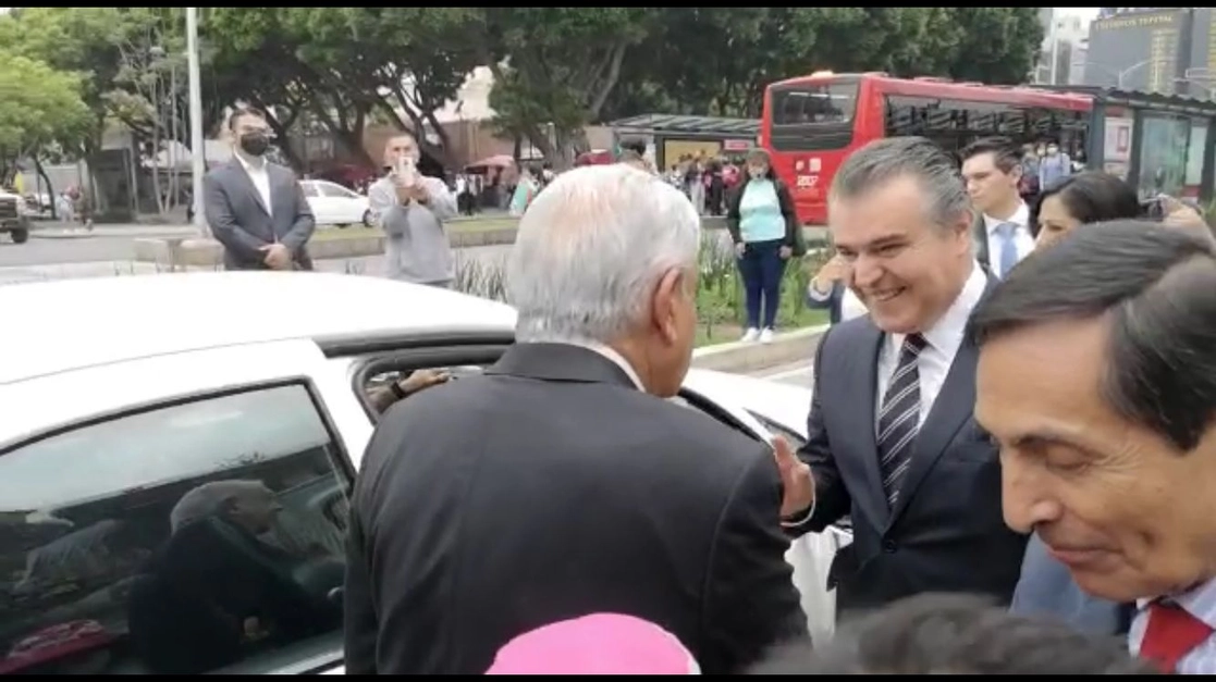 El presidente Andrés Manuel López Obrador saluda al Francisco Cervantes, dirigente del CCE; en la imagen también se observa a Rogelio Ramírez de la O, titular de la SHCP. Foto ‘La Jornada’
