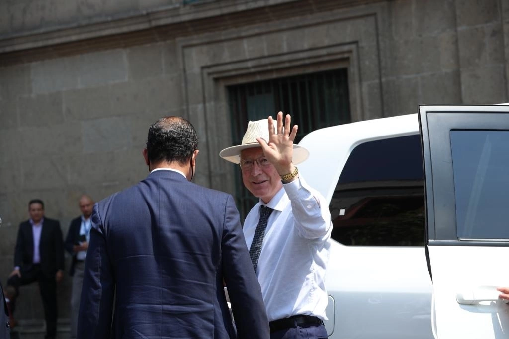 El embajador de Estados Unidos en México, Ken Salazar, a su llegada a Palacio Nacional para una reunión con el presidente Andrés Manuel López Obrador, en la Ciudad de México, el 30 de mayo de 2022. Foto María Luisa Severiano