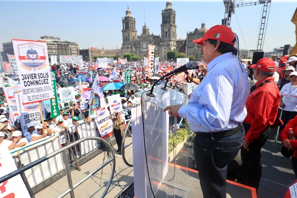 Napoleón Gómez Urrutia, líder del Sindicato Minero, reconoció en el Zócalo capitalino que durante el actual régimen no se realizaron persecuciones contra trabajadores o líderes sindicales. Foto Luis Castillo 