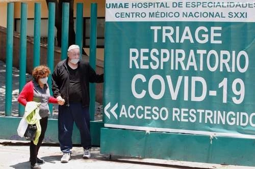  Un paciente del Centro Médico Nacional Siglo XXI es dado de alta. Foto Roberto García Ortiz