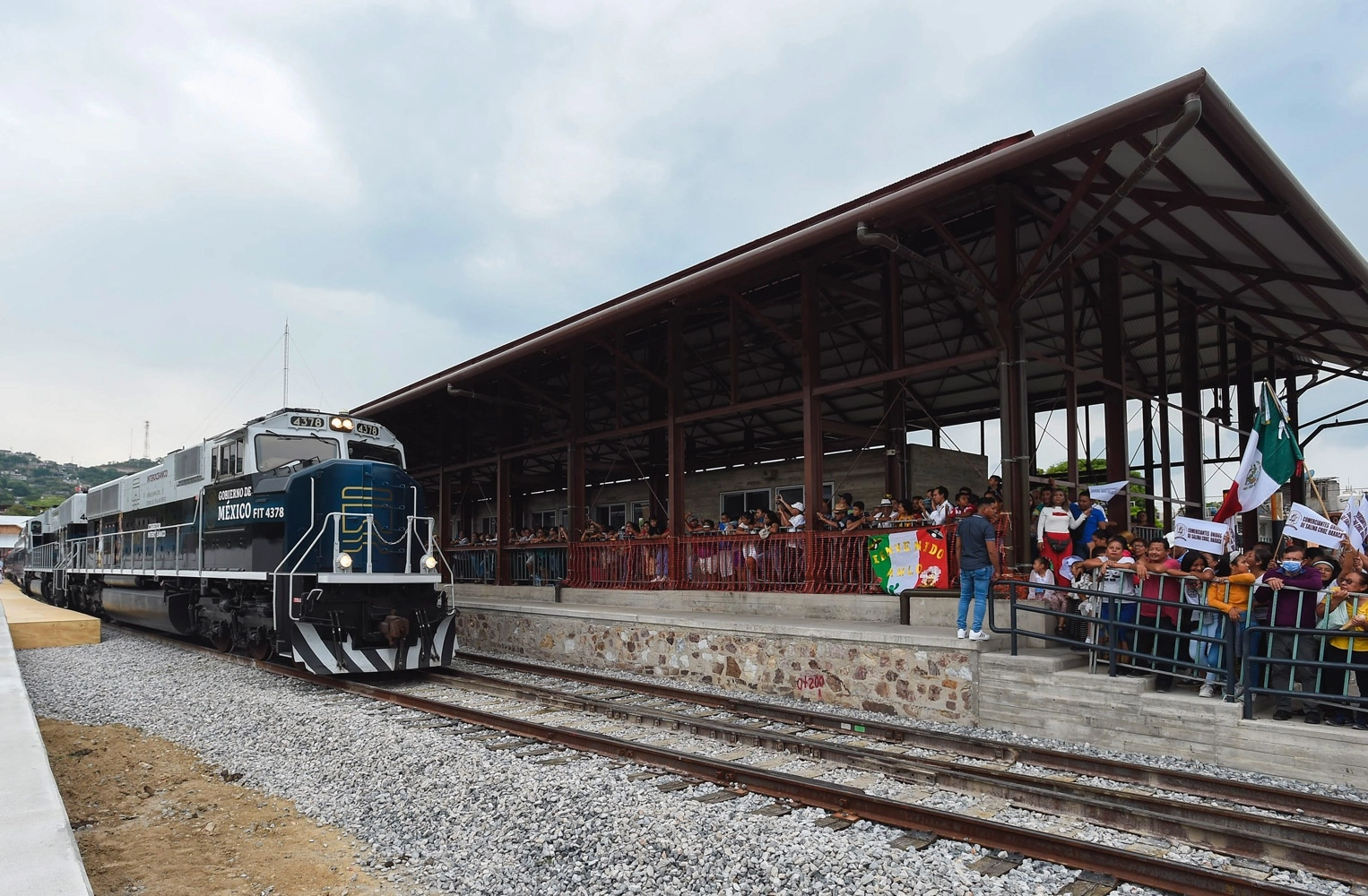 El tren del Corredor Interoceánico del Istmo de Tehuantepec “es la columna vertebral” del proyecto, ya empezó a operar en su ramal de transporte de carga y a partir de diciembre de este año abrirá una de sus tres líneas al servicio para pasajeros, se informó. Foto tomada del sitio de https://lopezobrador.org.mx