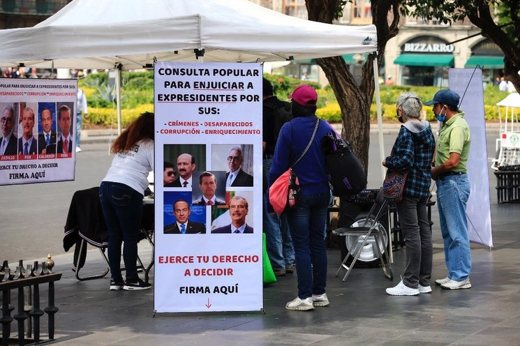 Recaudación de firmas para solicitar una consulta popular y enjuiciar a los ex presidentes de México. La imagen, a un costado del Zócalo, en el Centro Histórico. Foto  Cristina Rodríguez 