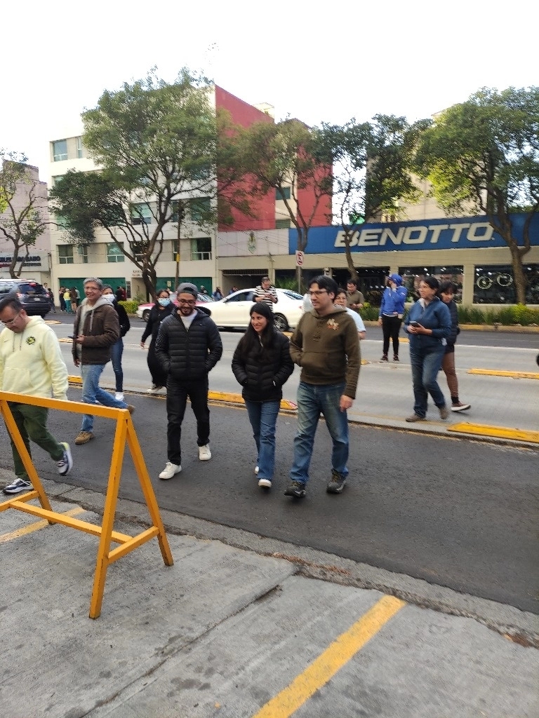 Personas se resguardan tras la alerta sísmica en la CDMX. Foto Ernesto Yáñez