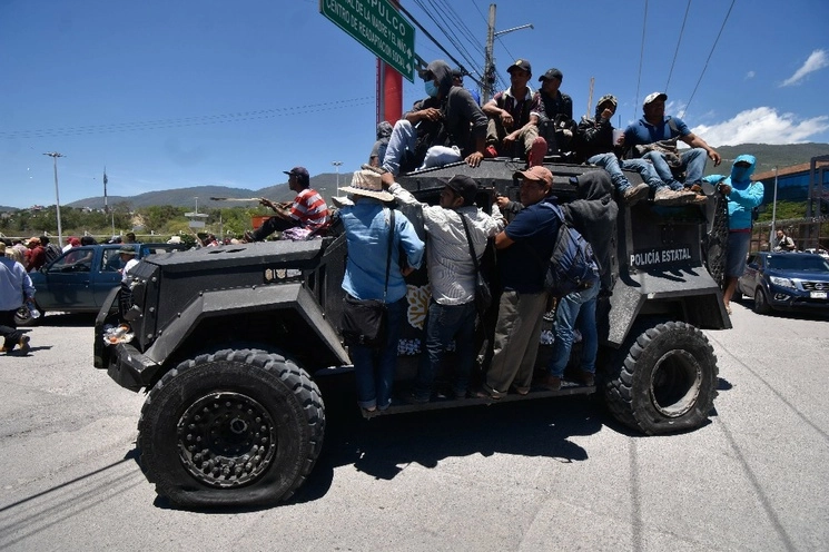 Al concluir la protesta en Chilpancingo, los pobladores devolvieron la unidad ‘tomada’ días atrás. Foto Cuartoscuro 




