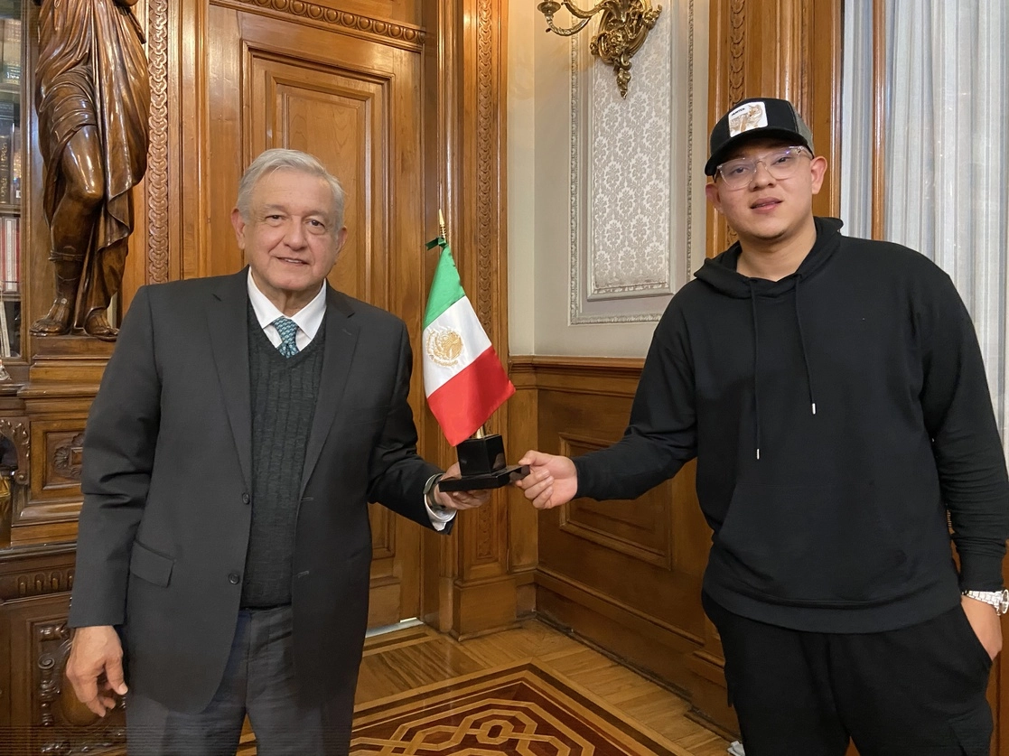El presidente Andrés Manuel López Obrador y Julio Urías, jugador de los Dodgers de Los Ángeles, en Palacio Nacional, el 7 de octubre de 2021. Foto tomada del Twitter de @lopezobrador_