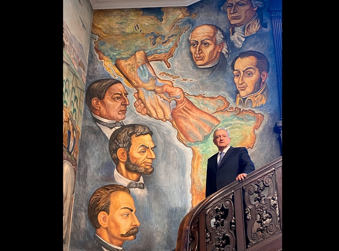 El presidente Andrés Manuel López Obrador al interior del Instituto Cultural Mexicano en Washington D.C., Estados Unidos. Foto tomada de la cuenta de Twitter @lopezobrador_