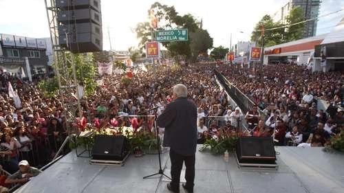 Andrés Manuel López Obrador en su cierre de precampaña en Guadalajara, Jalisco, en 2018. Foto Arturo Campos Cedillo /Archivo