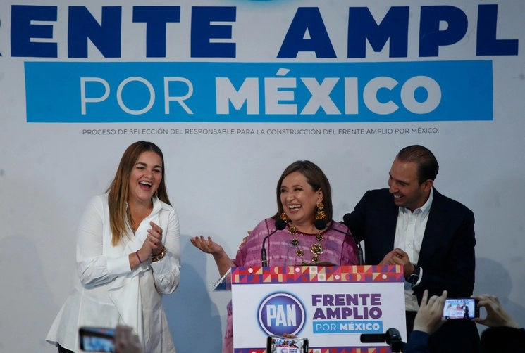 Xóxhitl Gálvez, aspirante del Frente Amplio por México junto al dirigente nacional del PAN, Marko Cortés. Foto Cristina Rodríguez 