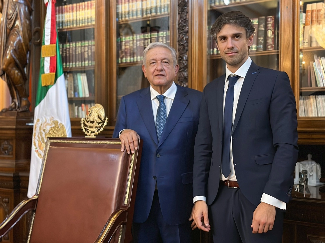 El presidente Andrés Manuel López Obrador se reunió antier con Guido Croxatto, abogado de Pedro Castillo, en Palacio Nacional. Foto tomada de Twitter @lopezobrador_
