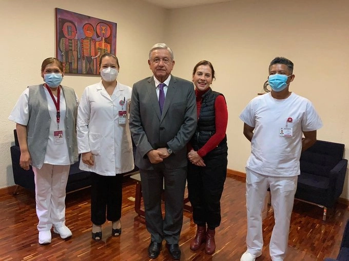 El presidente Andrés Manuel López Obrador junto con su esposa Beatriz Gutiérrez y personal de salud. Foto Cortesía Issste