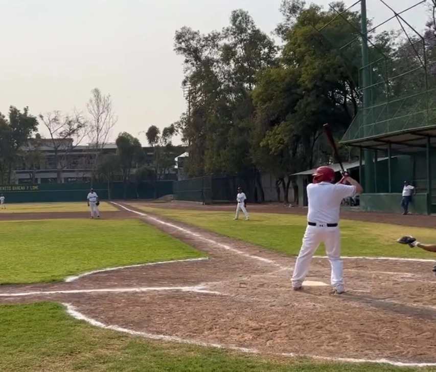 El presidente Andrés Manuel López Obrador durante un turno al bat. Fotograma tomado del video emitido en sus redes sociales
