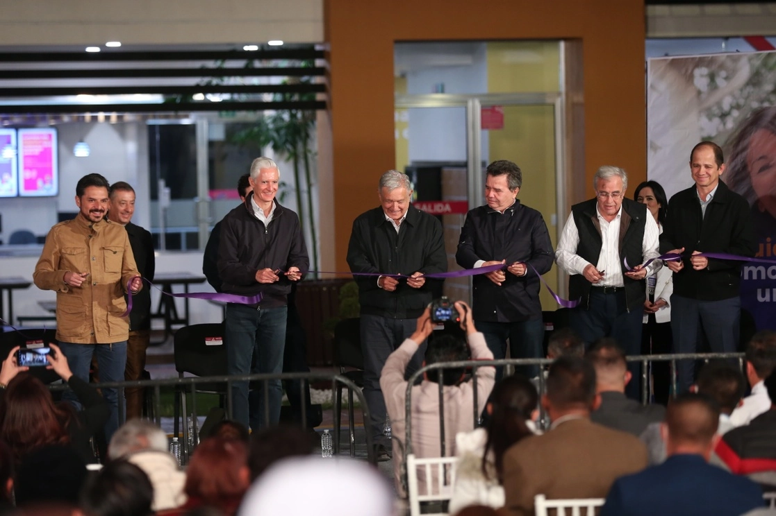 Inauguración de la Clínica Comunidad Mexicana de Hemodiálisis, en Toluca, Estado de México. Foto tomada de la cuenta de Twitter  @alfredodelmazo