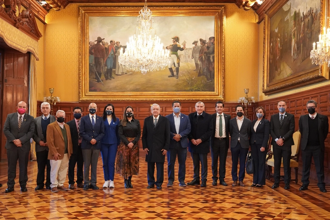 El presidente Andrés Manuel López Obrador se reunió con el gobernador de Guanajuato, Diego Sinhue Rodríguez, y alcaldes de la región del Bajío, el 25 de enero de 2022. Foto tomada del Twitter de @lopezobrador_
