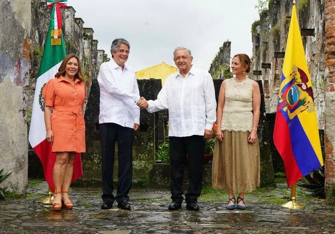 El presidente Andrés Manuel López Obrador (c, der) junto con su esposa, Beatriz Gutiérrez (der) y el mandatario de Ecuador, Guillermo Lasso (c,izq) y su pareja María de Lourdes Alcívar (izq). Foto Cortesía SRE 