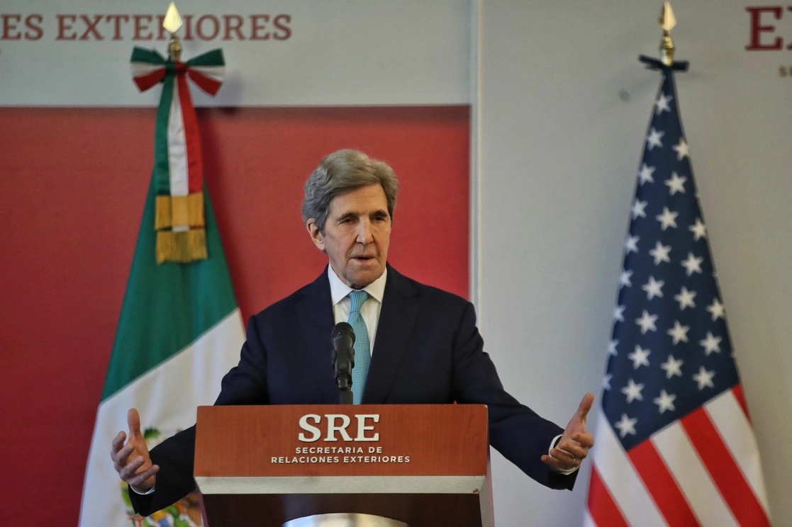 El enviado especial para el cambio climático del gobierno de Estados Unidos, John Kerry, durante su intervención en la reunión bilateral con el canciller Marcelo Ebrard, en la Ciudad de México, el 9 de febrero de 2022. Foto Marco Peláez