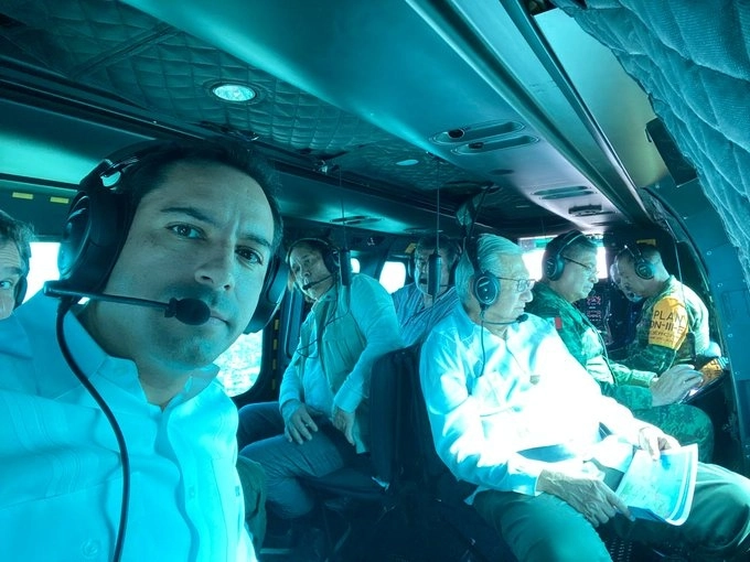 El presidente de México, Andrés Manuel López Obrador y el gobernador de Yucatán, Mauricio Vila sobrevuelan los trabajos de construcción del Tren Maya. Foto Tomada del Twitter @MauVila