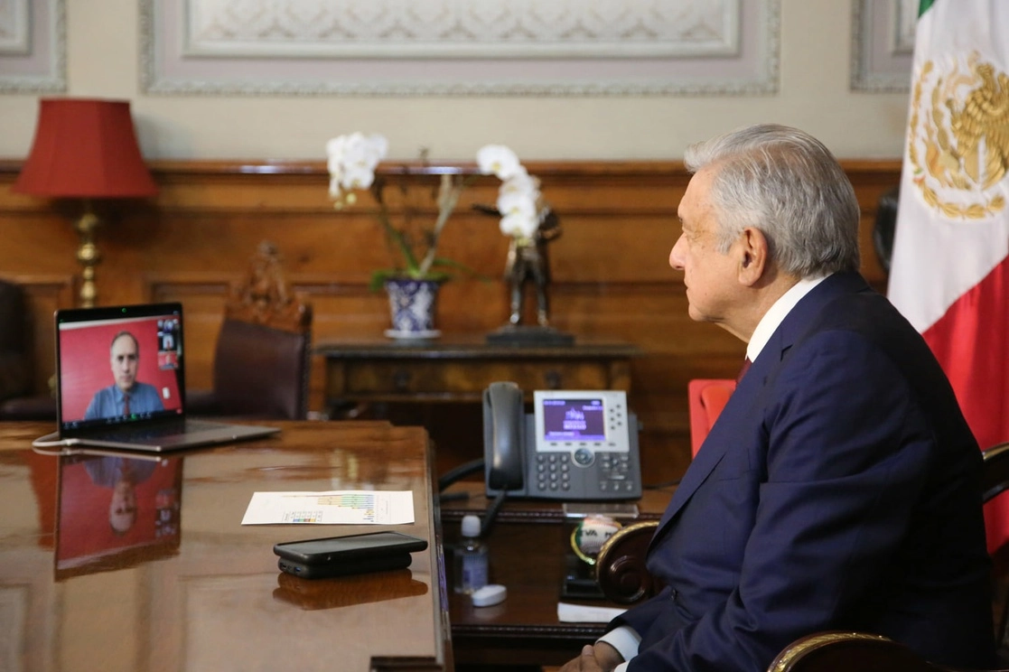 El presidente López Obrador durante la llamada telefónica a su homólogo ruso, Vladimir Putin, y en la que también estuvieron de manera remota el subsecretario de Salud, Hugo López-Gatell, y el canciller Marcelo Ebrard. Imagen tomada de Facebook 