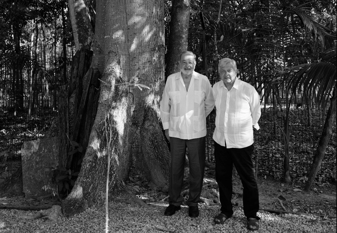 El Presidente se reunió ayer con el empresario, como parte de la supervisión del avance de la obra en el sureste. Foto tomada de la cuenta de Twitter @lopezobrador_