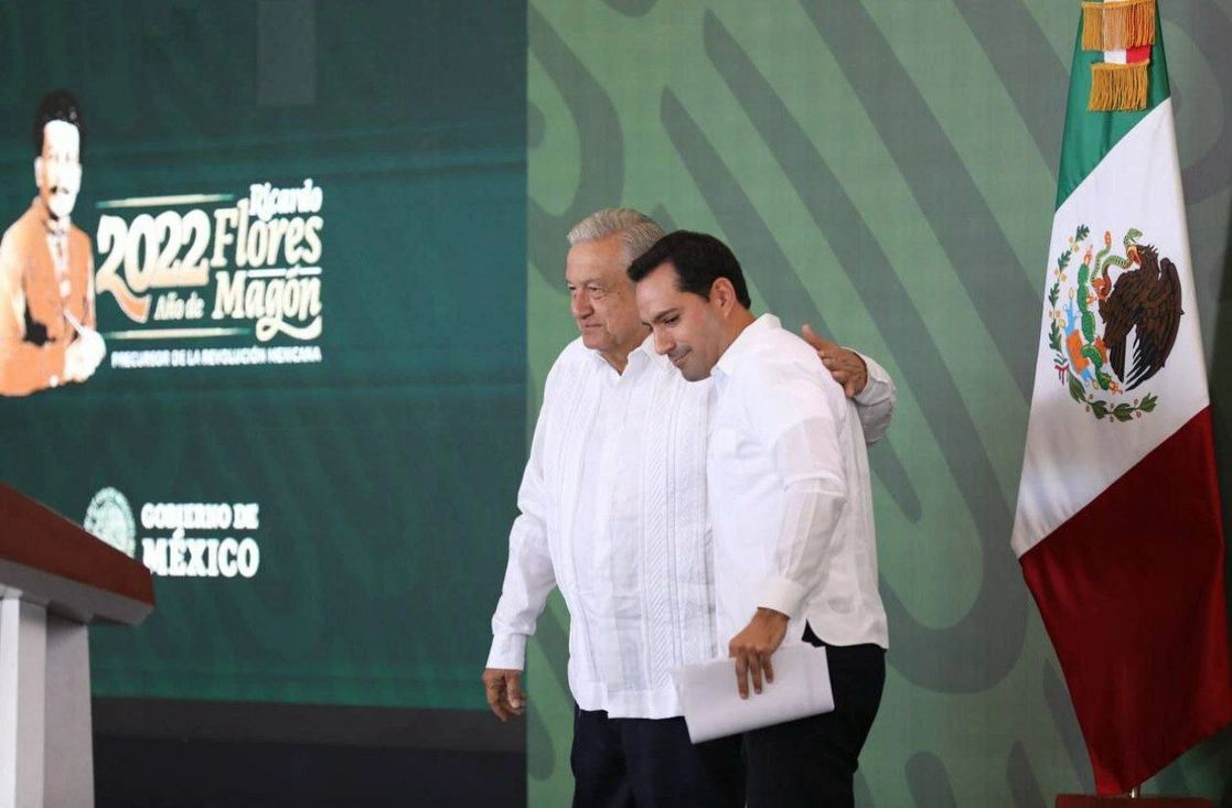 El presidente Andrés Manuel López Obrador y el gobernador panista de Yucatán, Mauricio Vila, ayer en la mañanera realizada en la Base Aérea Militar Número 8, al sur de Mérida. Foto tomada del Twitter @MauVila
