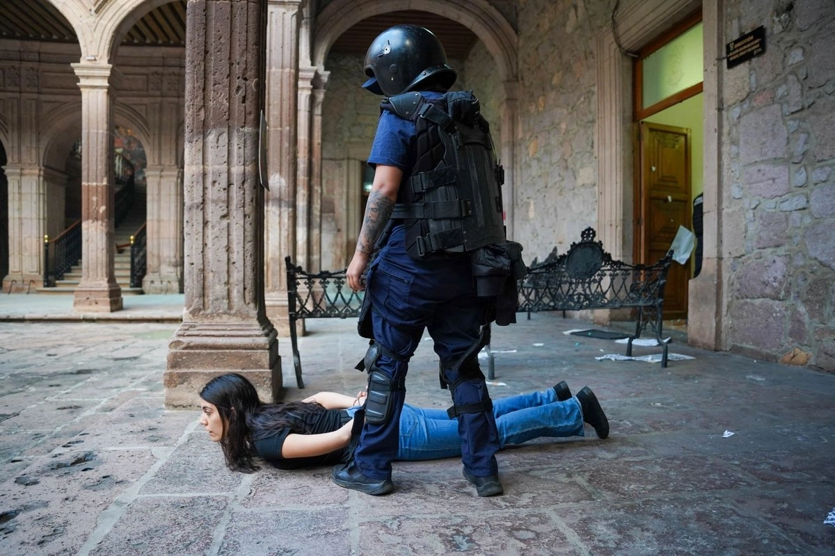 Agentes de seguridad estatal detuvieron y sometieron a varios manifestantes, ayer domingo, al interior de Palacio de Gobierno, en Morelia, luego de que un grupo ingresara al edificio y provocara destrozos durante la protesta por el asesinato de Carlos Manzo, alcalde de Uruapan. 
