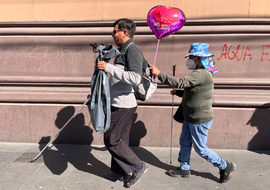Lo que muchas parejas celebran el 14 de febrero, y lo que inspira poemas, canciones o películas, es el enamoramiento, no el amor, señaló Armando Ferreira, especialista en neurociencia. Detalló que esta etapa es “instintiva” y motivada por hormonas que inactivan el área frontal del cerebro, lo cual esconde defectos o “los vemos color de rosa”. La imagen, en CDMX. Foto Luis Castillo 