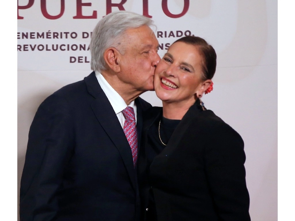 Beatriz Gutiérrez Müller, esposa de López Obrador, apareció ayer en la conferencia matutina por “invitación de mi Presidente” y afirmó que son una pareja “felizmente casada”. Al final, a petición del auditorio, chiveados, se besaron en la mejilla. Foto José Antonio López