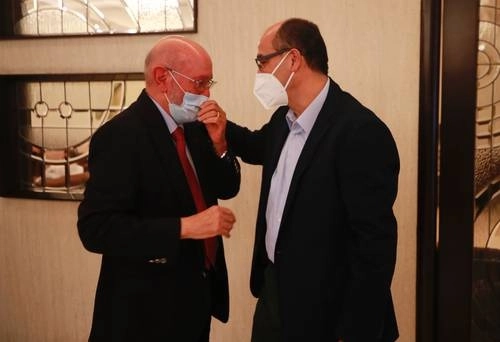El arqueólogo y antropólogo Eduardo Matos Moctezuma (izquierda) con su colega e hijo de López Austin, Leonardo López Luján, durante el sepelio en San Jerónimo. Foto Víctor Camacho