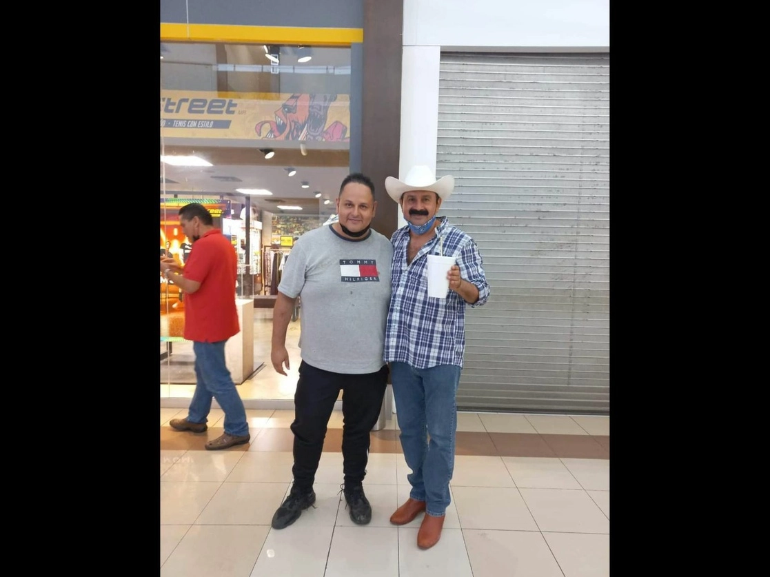Hilario “N”, —también conocido como “Layín, el que robó poquito” (a la derecha)tiene suspendidas las órdenes de aprehensión en su contra. Foto tomada del perfil del fiscal