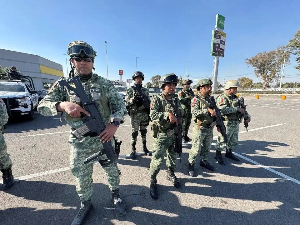 El juzgador determinó que el cambio de adscripción deberá ser a algún lugar en el que existan los servicios de salud necesarios a los padecimientos de su cónyuge. Foto 
