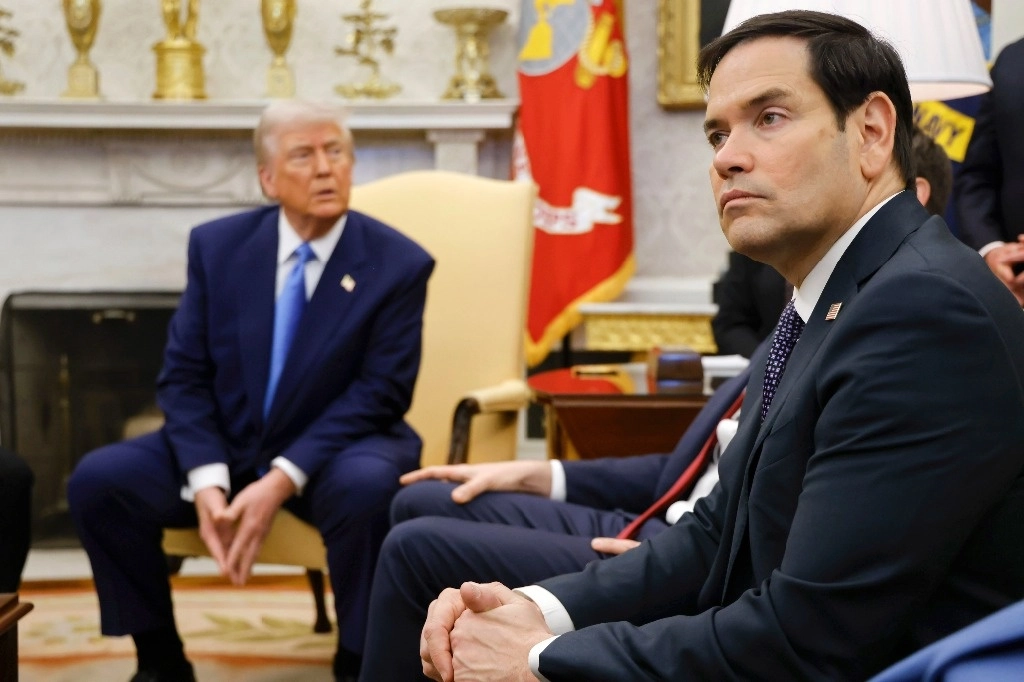 El secretario de Estado, Marco Rubio, (a la derecha), con el presidente Donald Trump, (a la izquierda), en la Oficina Oval de la Casa Blanca en Washington, el 24 de febrero de 2025. Foto Ap