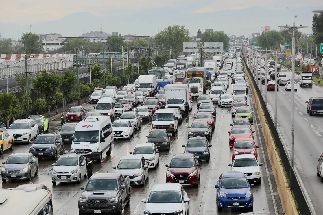 Hasta ahora han sido regularizados 557 mil 697 vehículos de procedencia extranjera en 13 entidades del país. Foto Roberto García Ortiz.