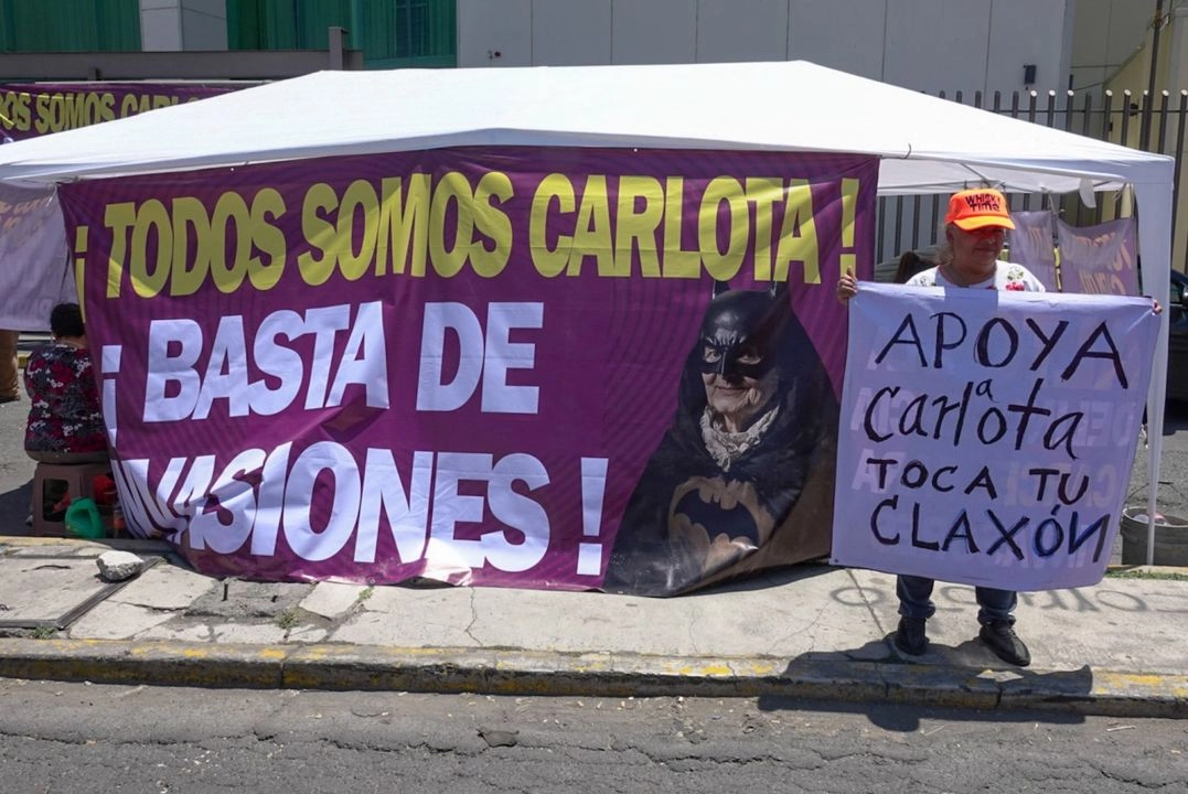 Decenas de personas muestran su apoyo a Carlota "N" a las afueras del Centro Penitenciario y de Reinserción Social de Chalco en el estado de México, el 10 de abril de 2025. Foto 