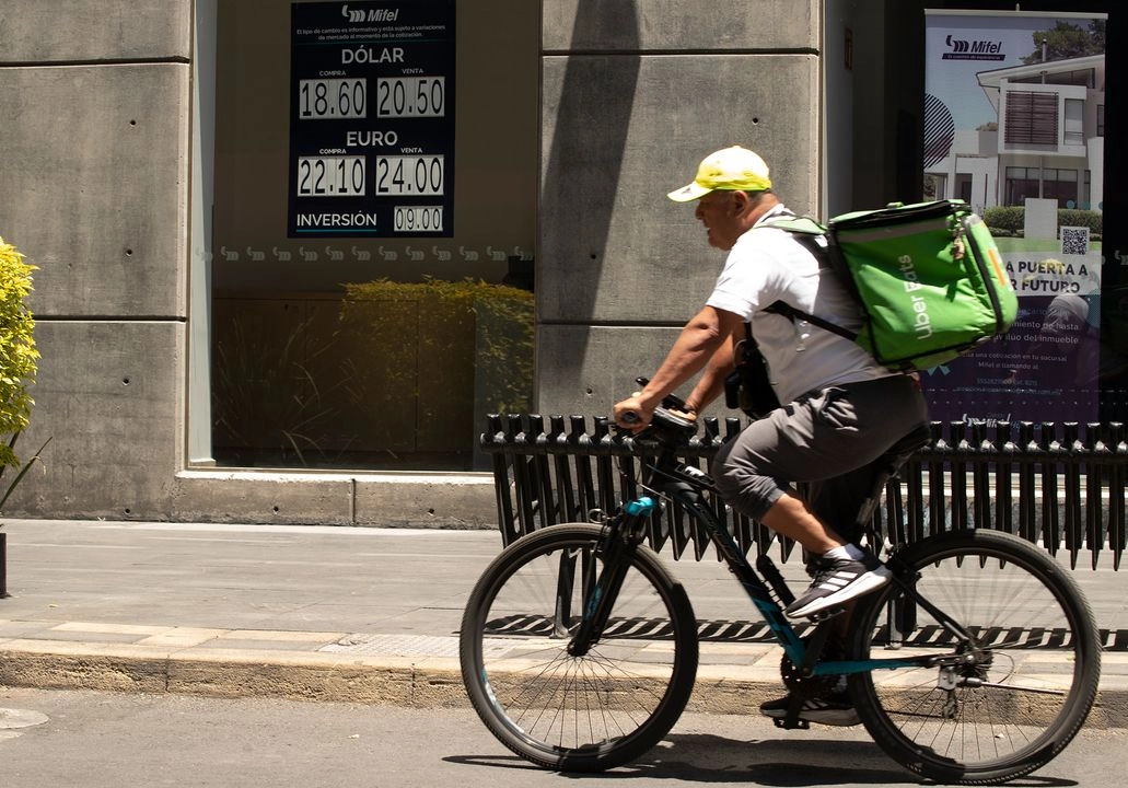 La divisa mexicana logró su tercer avance consecutivo este martes para cerrar en 19.65 pesos por dólar spot. Foto 