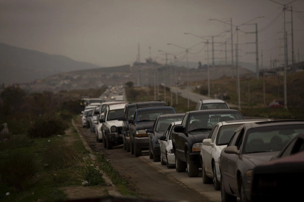 Personas en sus vehículos haciendo fila para realizar el tramite de la regularización de carros chocolates en el Instituto de Movilidad Sustentable (IMOS). Foto Cuartoscuro / archivo 