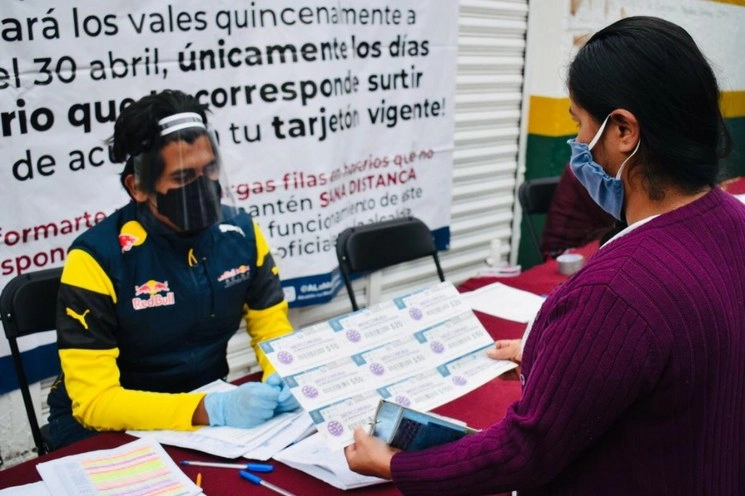 La alcaldesa, Patricia Ortiz,  indicó que esta semana concluyó la última entrega de vales del programa Mercomuna en las 21 lecherías Liconsa de la demarcación. Foto cortesía alcaldía La Magdalena Contreras