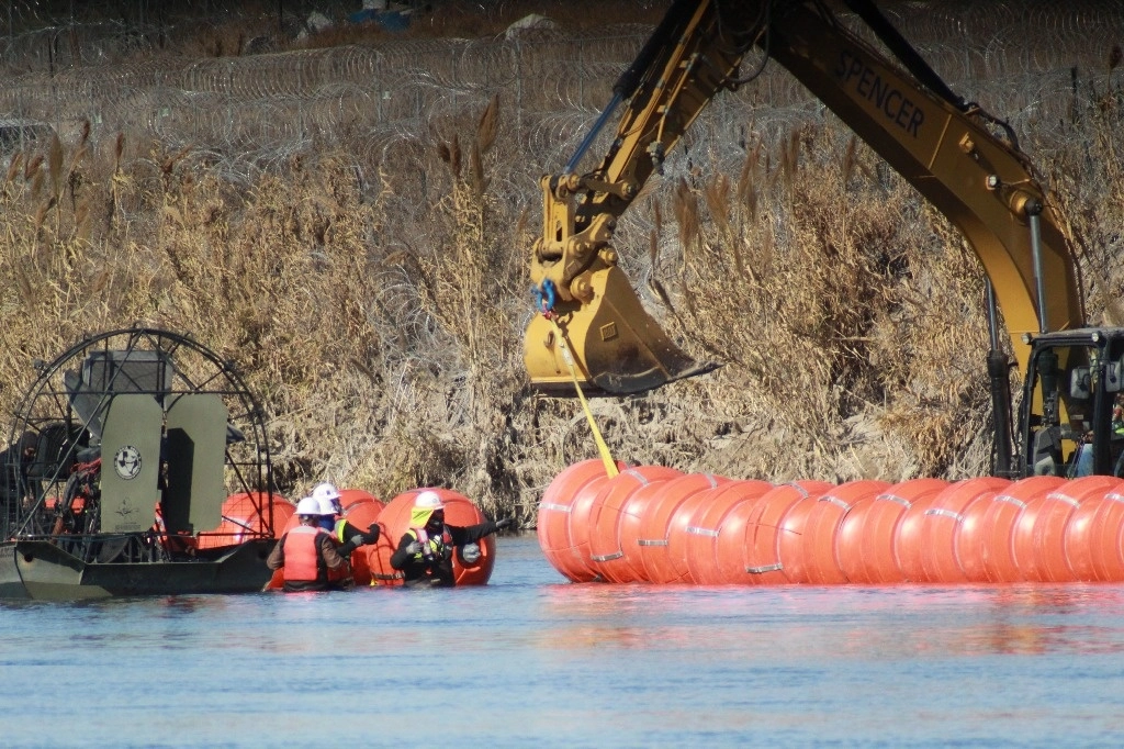 Contratistas del gobierno texano trabajan en la ampliación de la barrera en el río Bravo con un proyecto que añadirá 600 metros de boyas de 1.5 metros de altura sujetas con pilotes de una tonelada en una zona utilizada por polleros para el cruce de migrantes. Asimismo, en el área de Ciudad Juárez, Chihuahua, se constató una mayor presencia de vehículos y efectivos de la Patrulla Fronteriza, además de helicópteros a la caza de quienes pase de manera irregular. Foto Cuartoscuro 