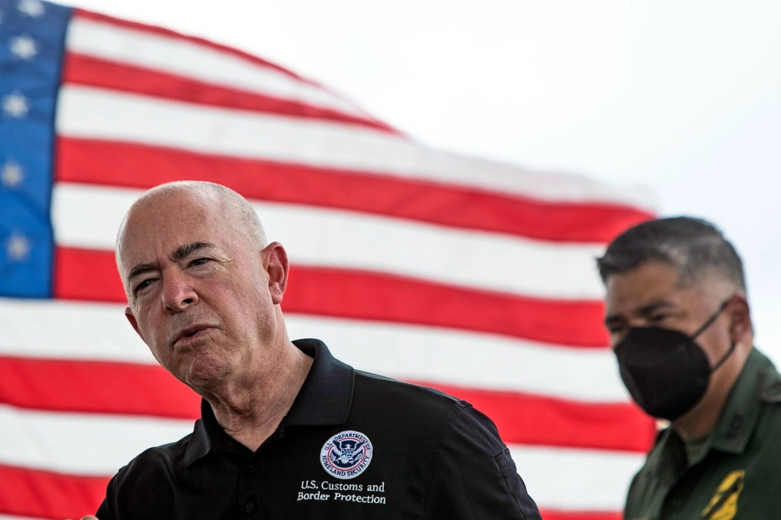 Alejandro Mayorkas, secretario de Seguridad Nacional de EU da una conferencia en la estación de la Patrulla Fronteriza de Fort Brown en Brownsville, Texas. Foto Ap