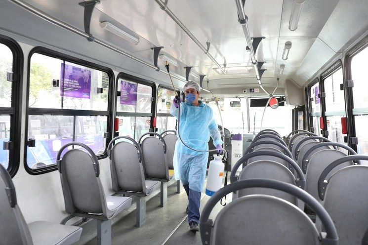Las siete unidades que ofrecerán apoyo a los trabajadores de las centros hospitalarios capitalinos serán sanitizados de manera constante y estarán equipados con cubrebocas para cada pasajero.
Foto María Luisa Severiano 